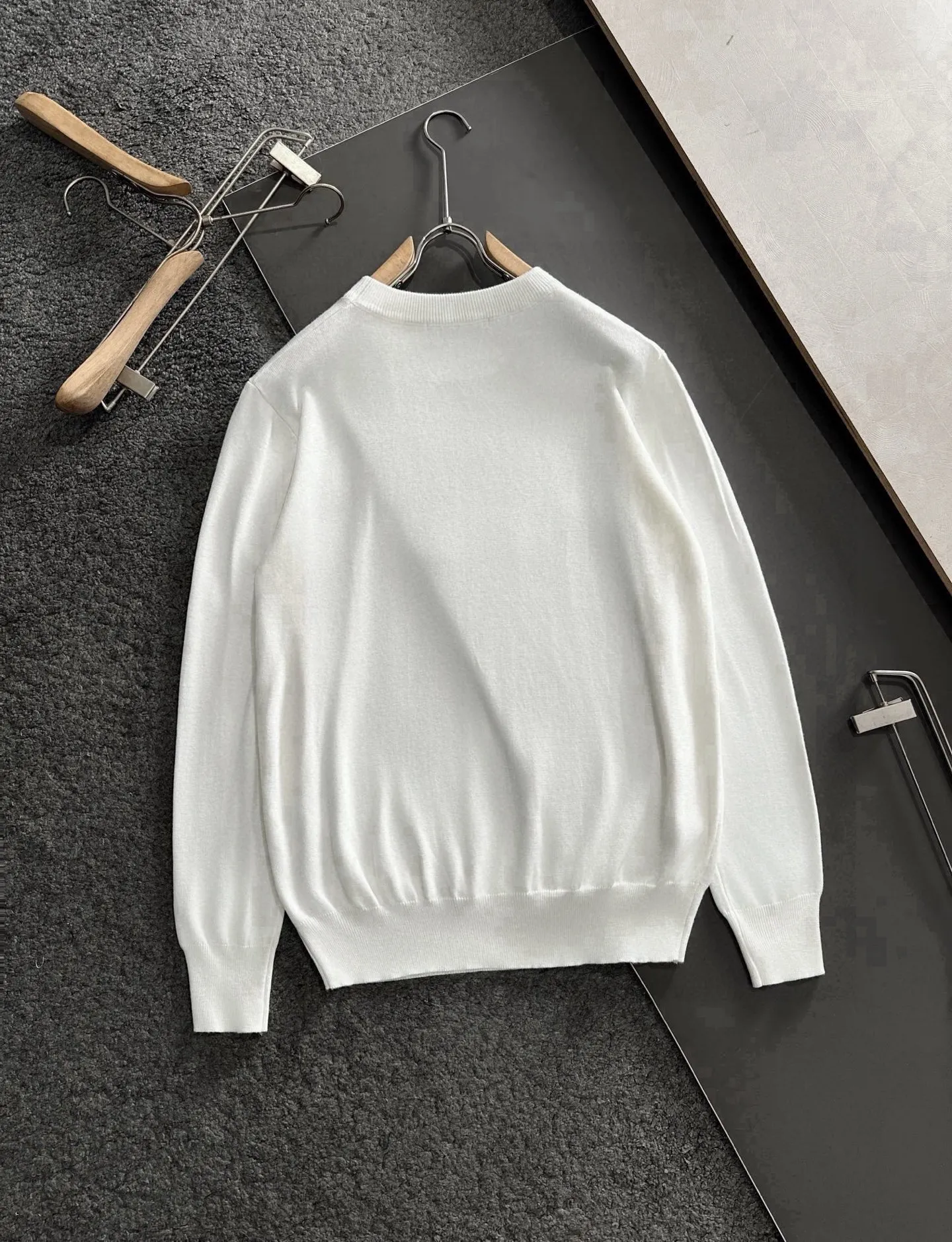 P110，〖 𝐌𝐎𝐍𝐂𝐋𝐄𝐑~ 〗💥 New Arrival ～ Classic 。 ， ， ， ， ， 。 ， Versatile Hot Sale✨✨ ！ ！ ：Black White Size：M L XL XXL 3XL( 200 )